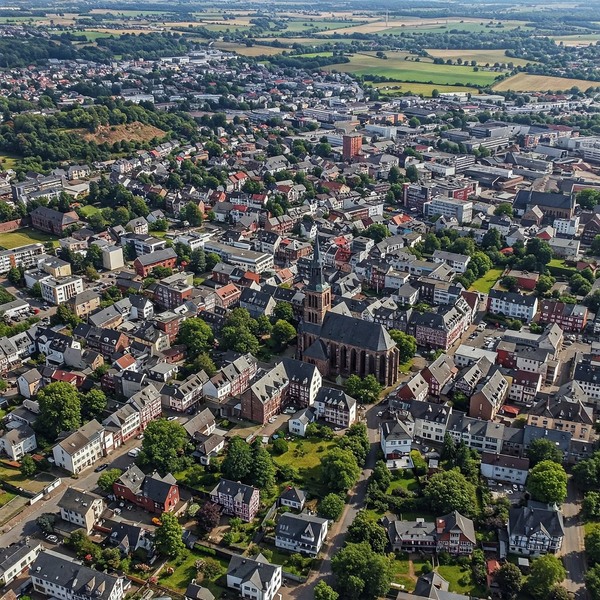 Dieses Luftbild zeigt Witten Dichte Bebauung, zentrale Kirche, hügelige Landschaft, Tageslicht.