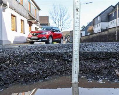 Schlagloch auf Straße urbaner Umgebung